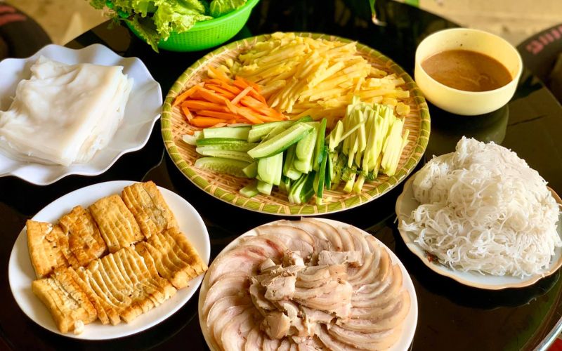 Bày biện phở cuốn