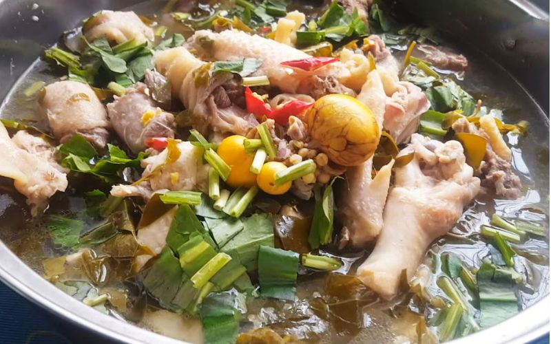 Lẩu gà ninh sả lá giang