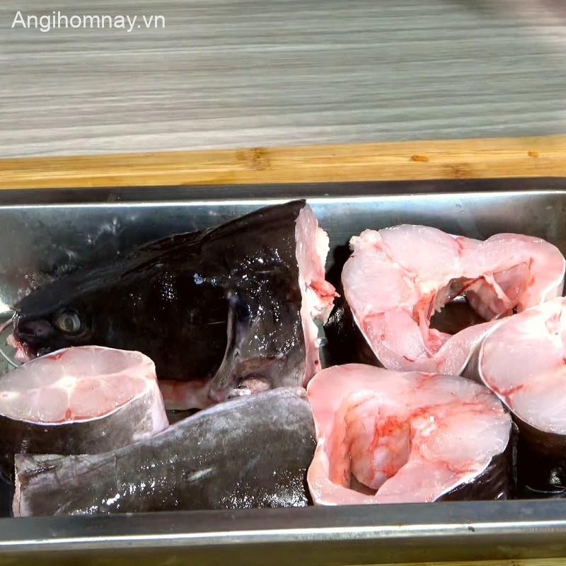 Bước 1 Chế biến và ướp cá ngát Lẩu cá ngát măng chua