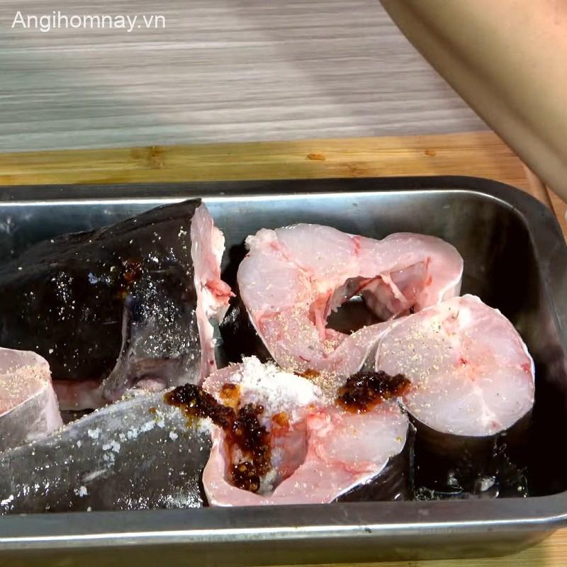 Bước 1 Chế biến và ướp cá ngát Lẩu cá ngát măng chua