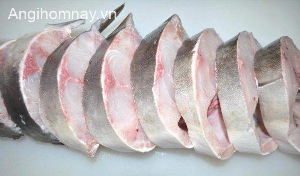 Xắt cá bớp thành những khoanh nhỏ - Công thức nấu lẩu cá bớp ngon