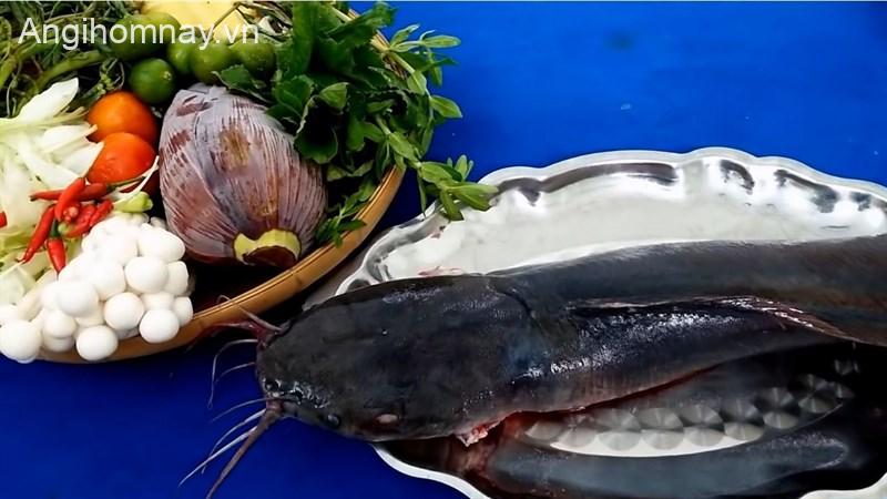 Chuẩn bị nguyên liệu món ăn lẩu cá trê