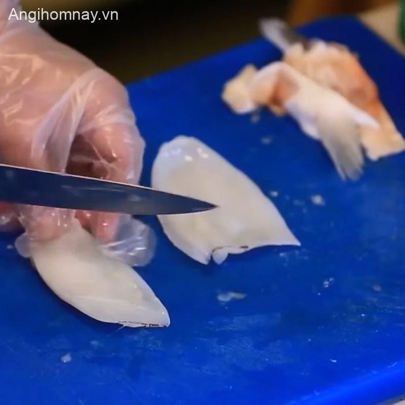Bước 1 Sơ chế cá hồi và hải sản ăn kèm Lẩu cá hồi kim chi