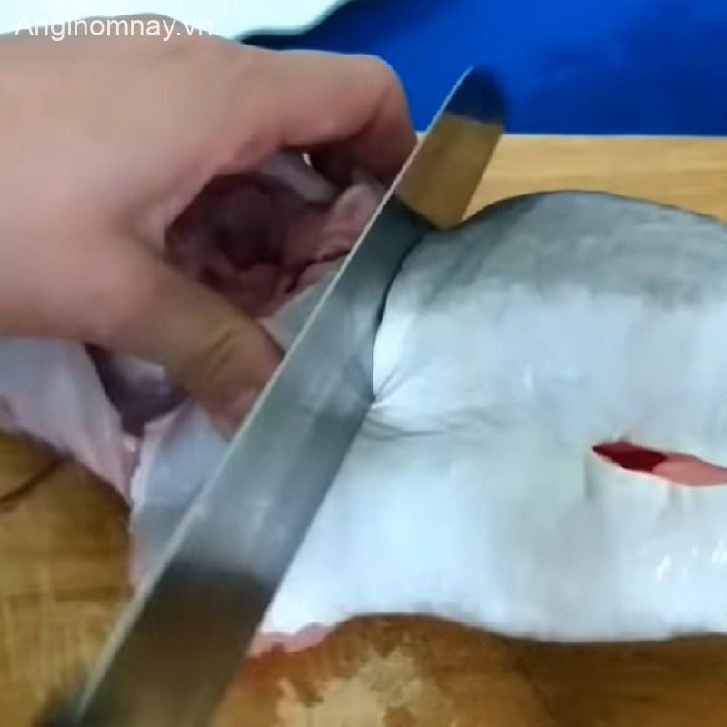 Bước 1 Chế biến cá ngát Lẩu cá ngát chua cay