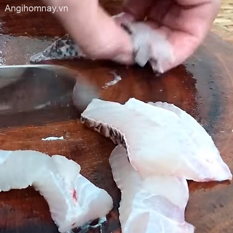Bước 1 Chế biến nguyên liệu chuẩn bị Lẩu cá lóc nấu nấm