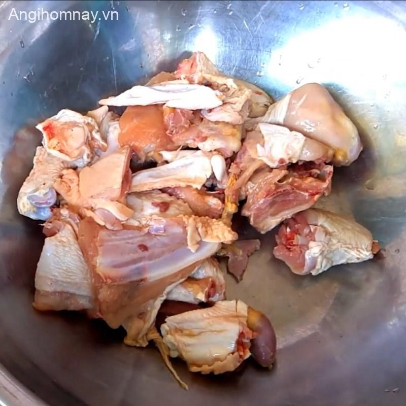 Bước 1 Chế biến và ướp thịt gà Lẩu gà măng chua